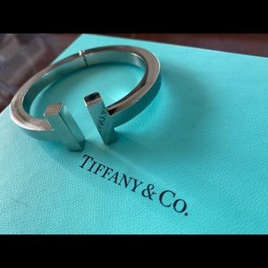 TIFFANY & CO.
T Square Bracelet